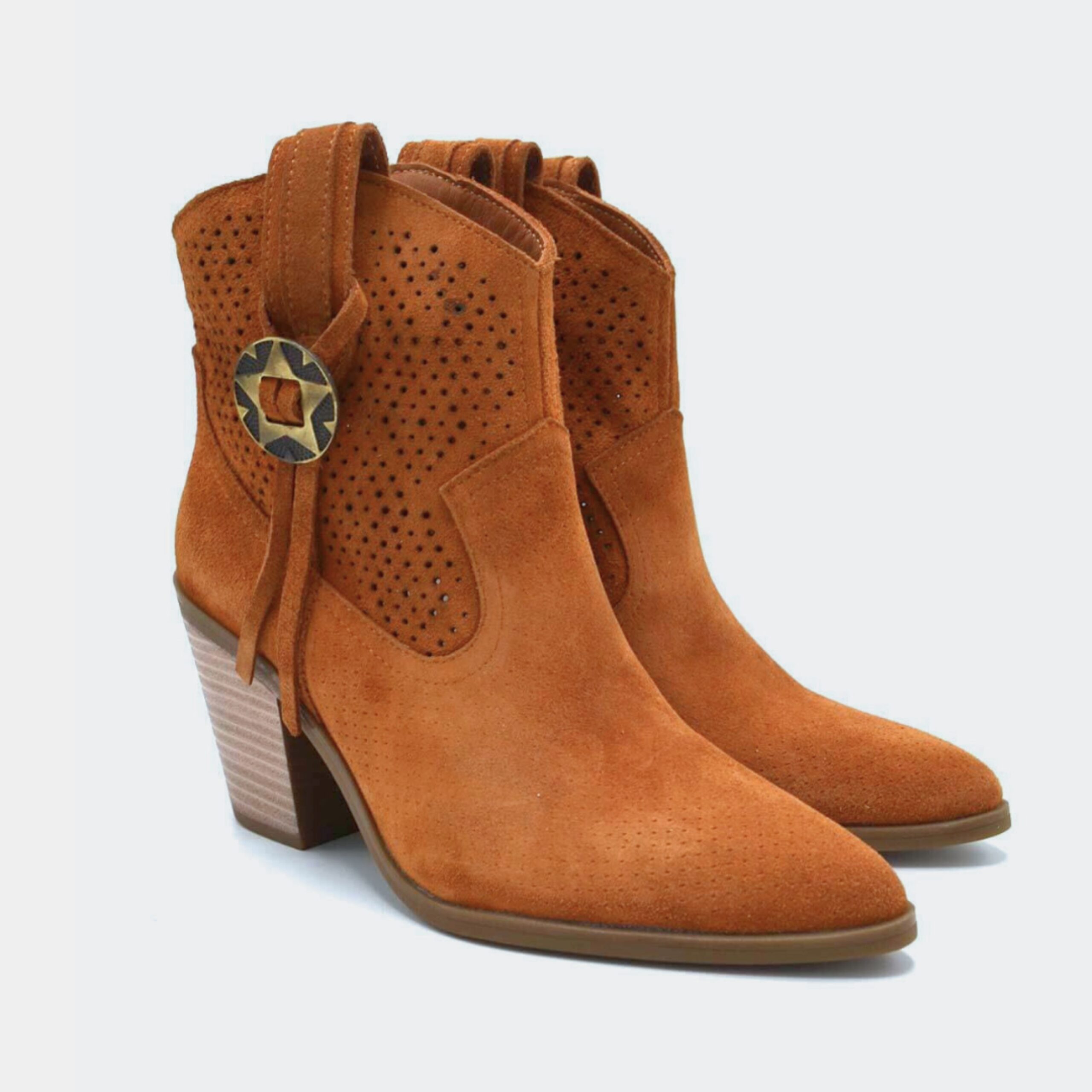 Дамски кафяви летни боти от естествен велур с перфорация и нисък ток, модел ARMADA  

2.