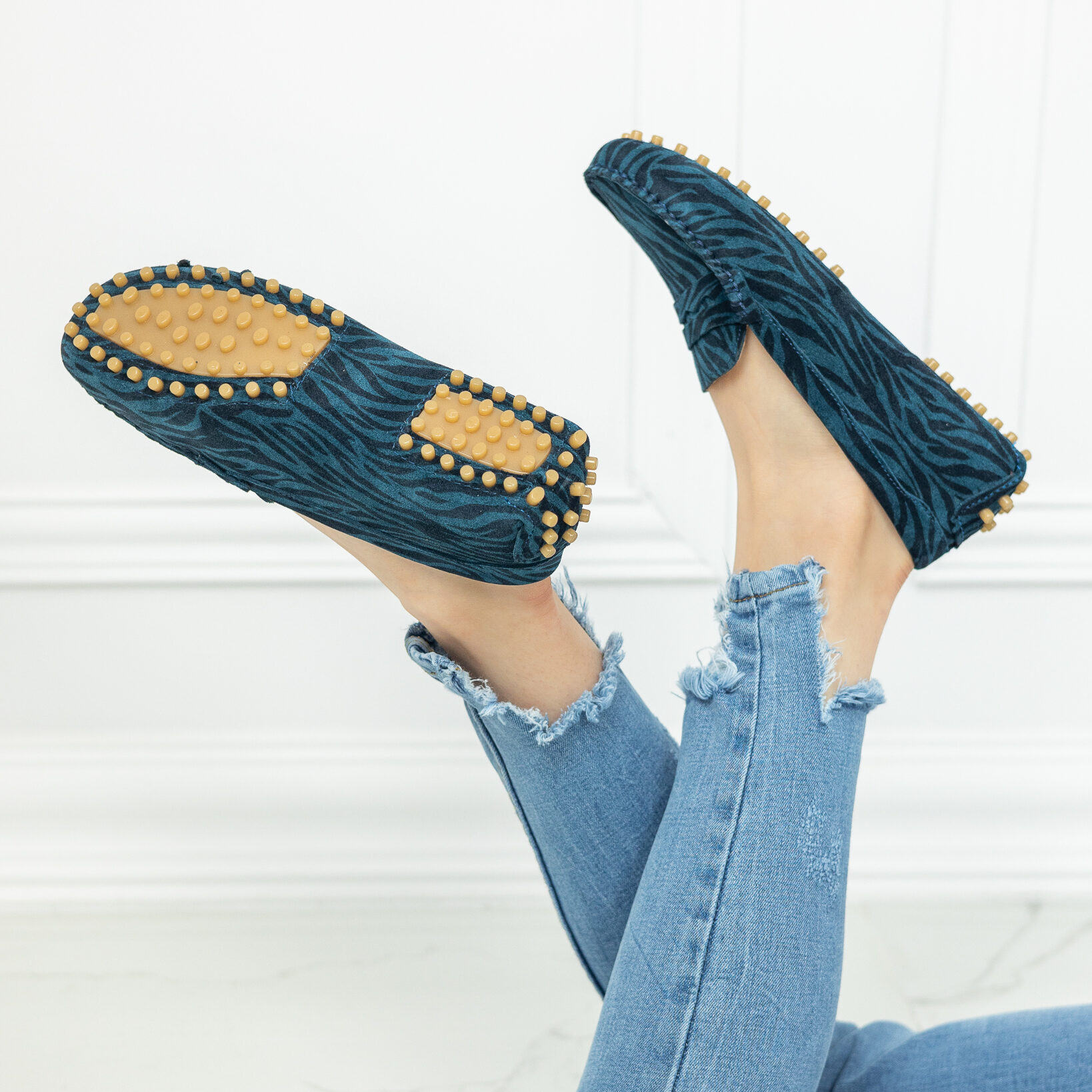 Сини дамски мокасини от естествен велур с животински принт ARMADA, онлайн цена 60.84 лв  

20