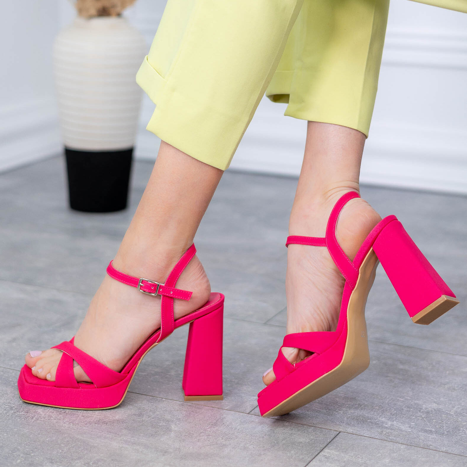 Цикламени сатенени дамски сандали на ток ARMADA, онлайн цена 46.53 лв  

16