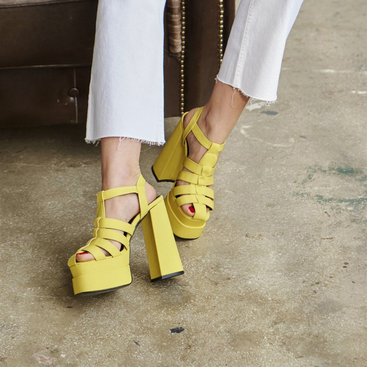 Жълти дамски сандали с висок ток и платформа ARMADA, онлайн цена 61.36 лв  

10