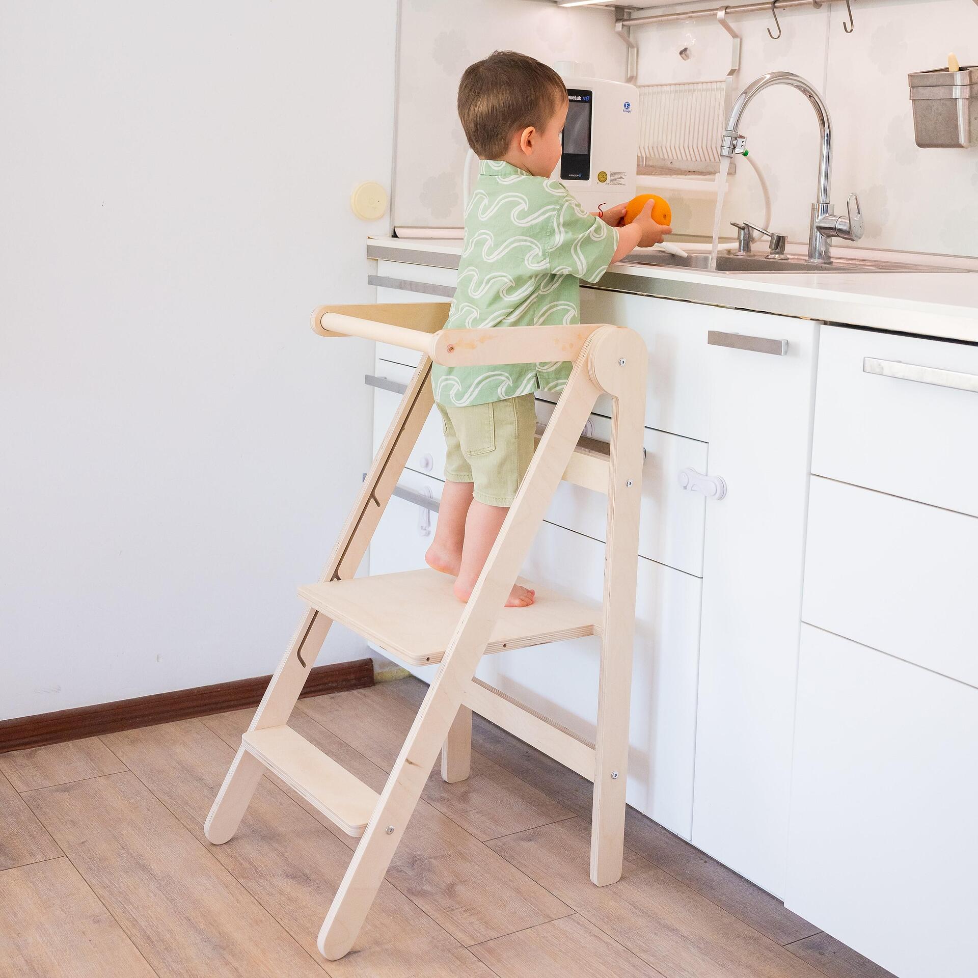 Регулируема и Сгъваема Помощна Кула Монтесори — снимка