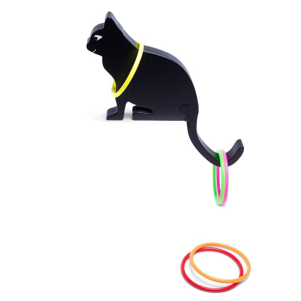 Игра с цветни рингове - Черно коте — снимка