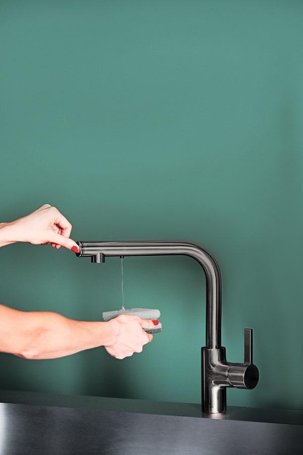 Кухненски смесител iMX с вграден дозатор за сапун от Ideal Standard

13.