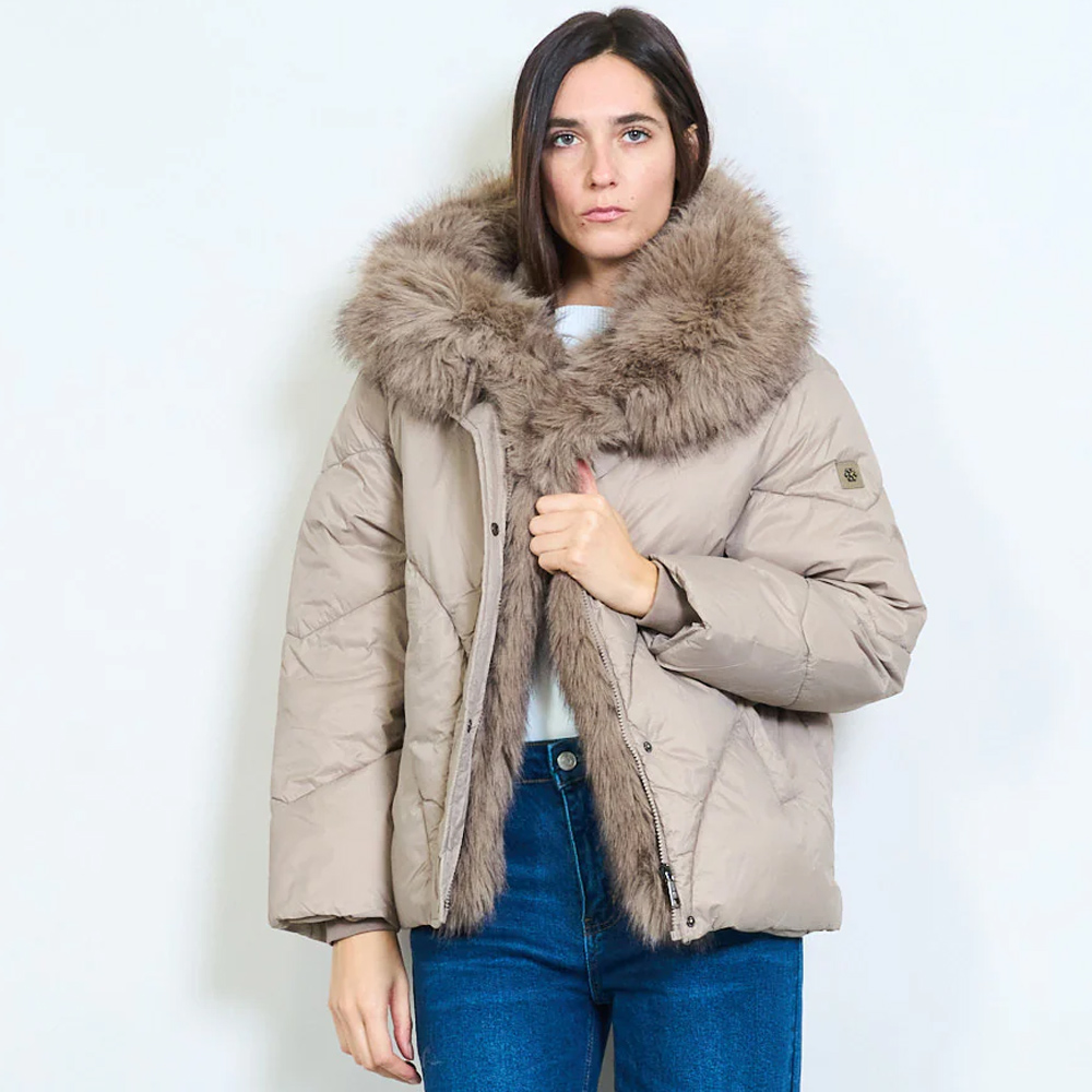 Зимно дамско яке с качулка, яка  еко косъм, цвят таупе, Ft8646 от Moda Piu Anna — продуктова снимка
